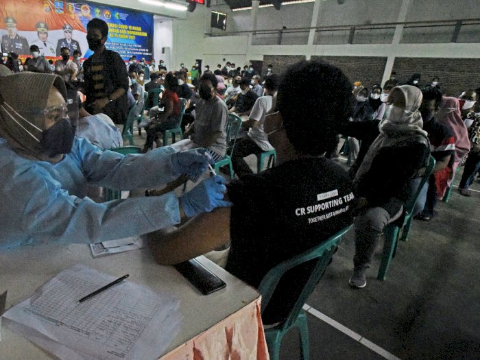FOTO: Vaksinasi Massal Sambut HUT Bhayangkara di Serang