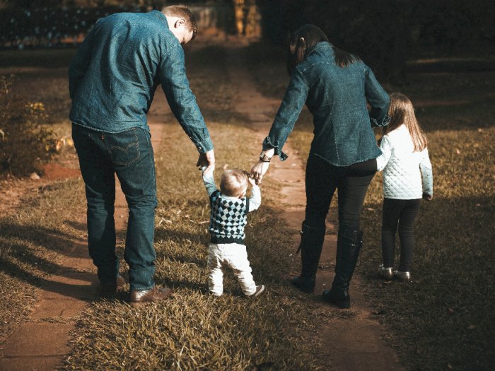 Psikolog Ingatkan Ayah dan Ibu Miliki Peran yang Sama Dalam Asuh anak
