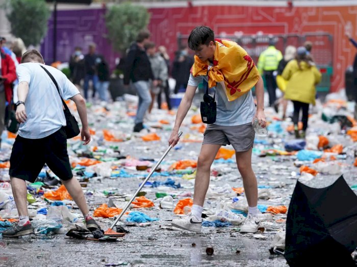 Fans Skotlandia Membersihkan Sampah Setelah Pertandingan, Aksinya Tuai Banyak Pujian