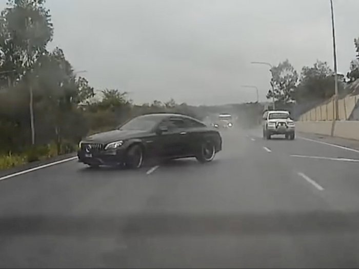 Mobil Mercedes-AMG C63 S Ini Tergelincir Usai Melaju di Jalanan yang Basah!