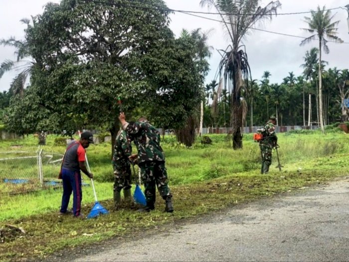 Wujudkan Kampung Sehat, Satgas TNI Ajak Warga Bersihkan Lingkungan Jalan di Perbatasan