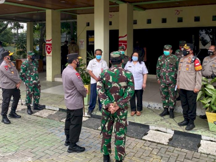 Sasar Para Pelaut, Panglima TNI-Kapolri Tinjau Langsung Vaksinasi Massal di Pelabuhan