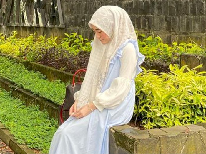 Larissa Chou Tertunduk Lesu di Masjid Azzikra Sebelum Pindah ke Bandung: Aku Hanya Singgah