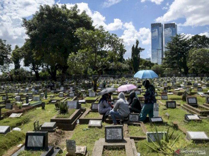 Pengetatan PPKM Mikro, DKI Jakarta Larang Warga Ziarah Kubur Hingga 5 Juli