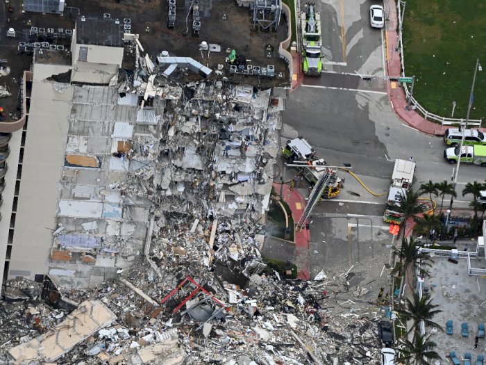 FOTO: Gedung Berlantai di Tepi Pantai Miami Runtuh, Hampir 100 Orang Hilang
