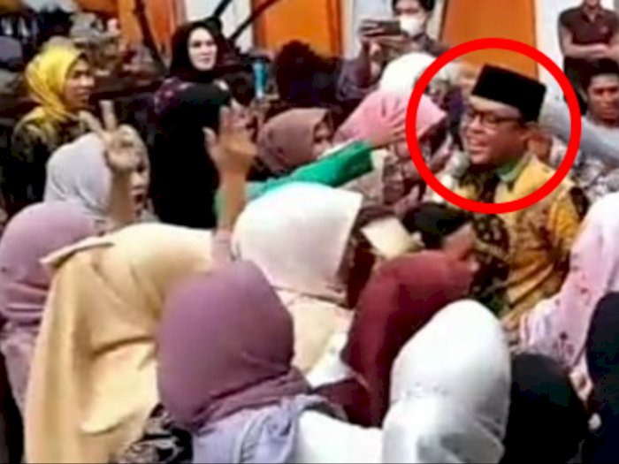 Wabup Lampung Tengah dr Ardito Nyawer Emak-Emak Tanpa Masker, Beri Ciuman ke Bagian Ini