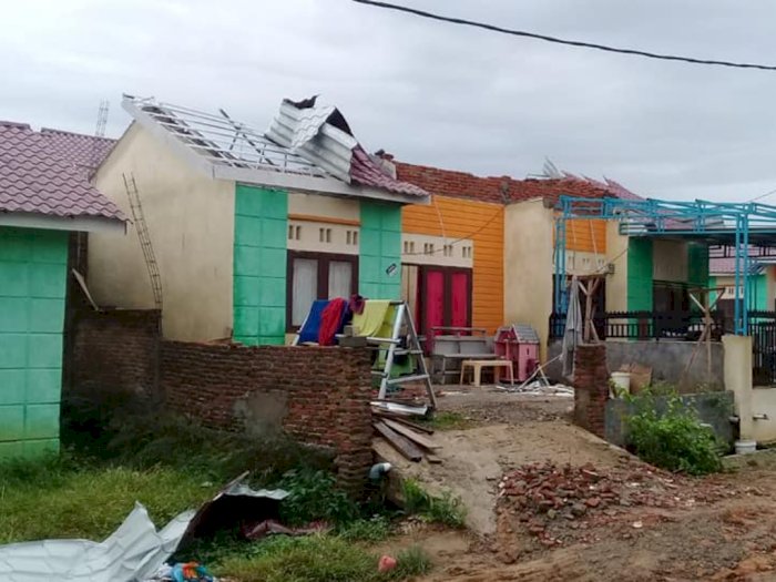 Video Detik-detik Mencekam 80 Rumah Warga Hancur Diterpa Puting Beliung di Deliserdang