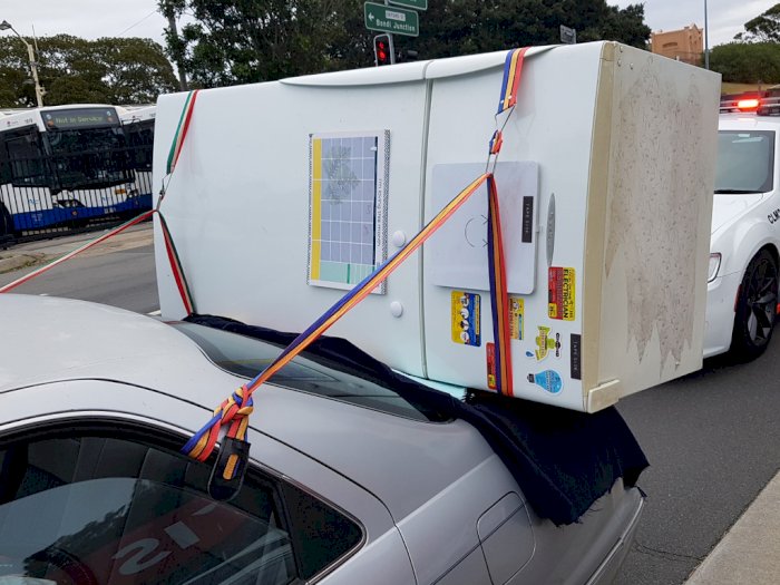 Pengendara Camry di Australia Ini Ditilang Sebab Bawa Kulkas di Belakang Mobil!