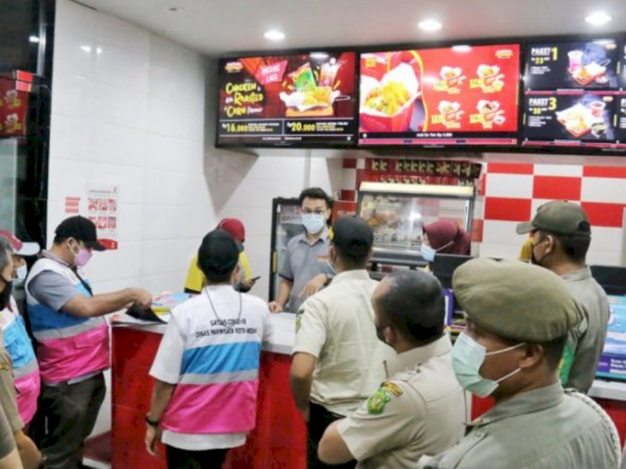 Petugas Gabungan Bubarkan Pengunjung Resto Siap Saji di Medan, Dinggap Langgar Prokes