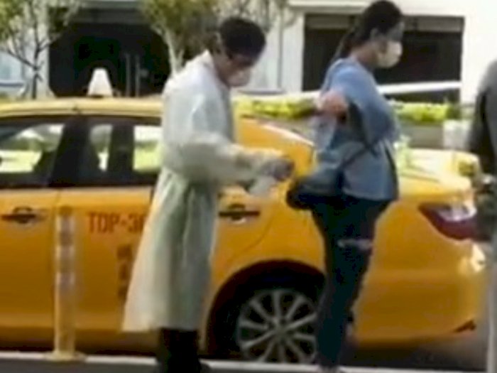 Ketatnya Peraturan dari Sopir Taksi Ini Pada Penumpang, Wajib Didisinfektan Sekujur Tubuh