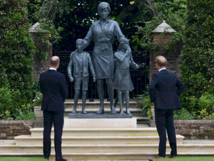 Pangeran William dan Harry Terlihat Akur saat Resmikan Patung Putri Diana