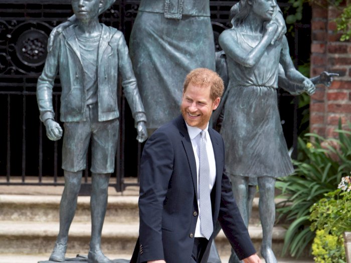 Pangeran Harry Tampak Bahagia saat Menghadiri Pembukaan Patung Mendiang Ibunya