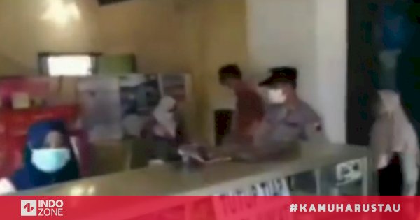 Warung ini Nekat Layani Makan di Tempat Kursi Warung 