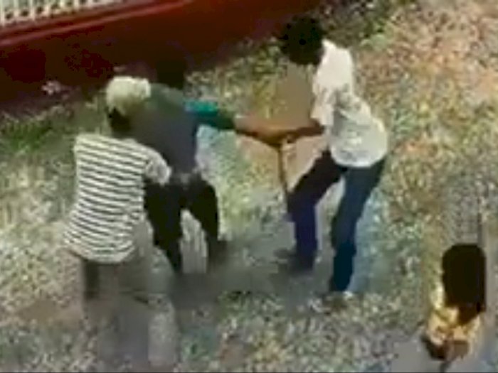Viral Video 3 Pemuda Rampas HP Milik Bocah, Si Bocah Dipukuli karena Melawan