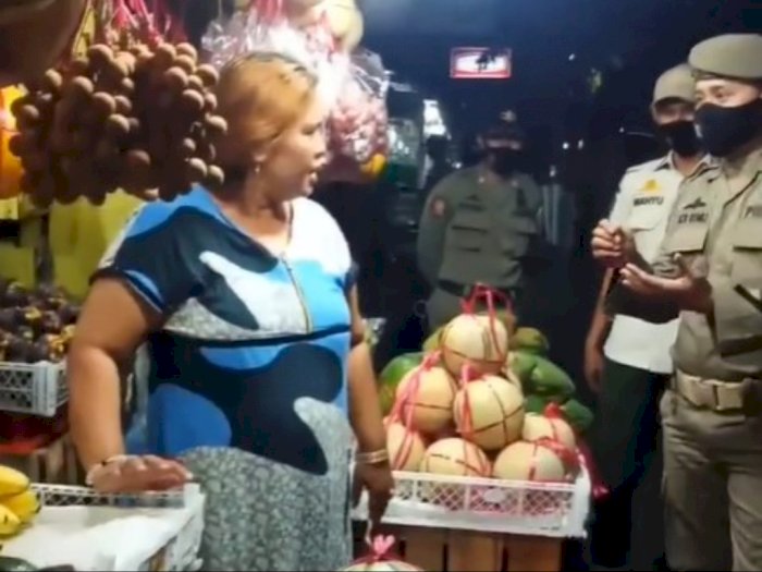 Momen Emak-emak Penjual Buah 'Semprot' Satpol PP saat Lapaknya Diminta Tutup