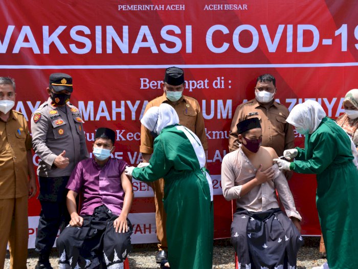 FOTO: Vaksinasi COVID-19 Santri di Aceh Besar
