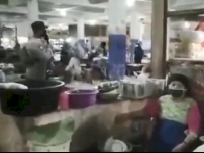 Viral, Petugas Ajak Emak-emak di Pasar Sampang Salawatan saat Sosialisasi PPKM Darurat