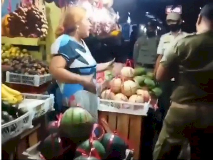 Viral Emak-Emak Penjual Buah Ngomel ke Petugas PPKM di Madura Saat Diminta Tutup
