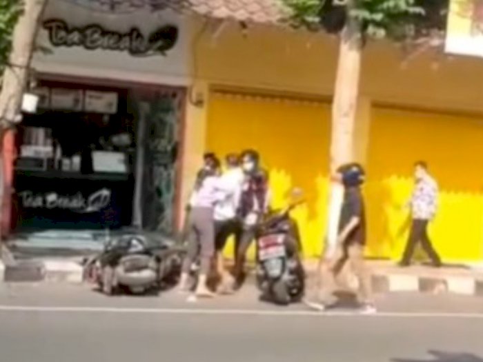 Heboh Cewek Berantem Sampai Saling Pukul Gegara Rebutan Cowok, TNI Sampai Turun Tangan