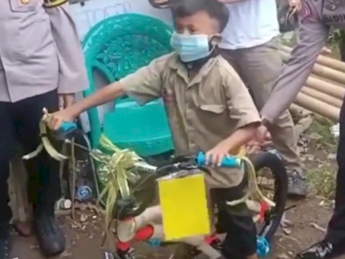 Alhamdulillah! Impian Bocah Penjual Cilor MIliki Sepeda Dikabulkan Kapolres Sukabumi