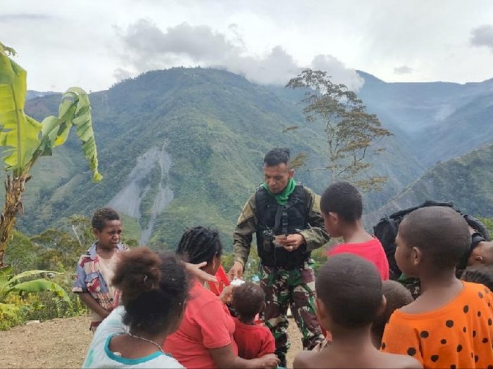 Satgas TNI Ajak Anak-Anak di Pegunungan Papua Belajar dan Bermain