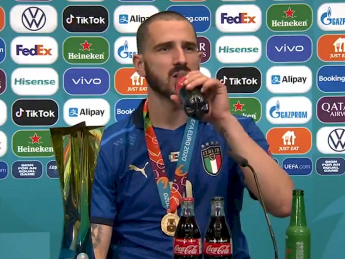 Leonardo Bonucci Minum Coca-cola pada Konferensi Pers Usai Menangkan Piala Euro 2020