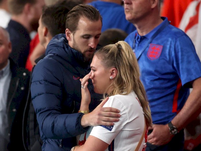 FOTO: Harry Kane Hibur Istrinya yang Menangis Usai Inggris Gagal Juara EURO 2020