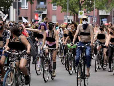 Para Demonstrasi Wanita Telanjang Dada Mengendarai Sepeda Dalam Rangka Protes di Berlin