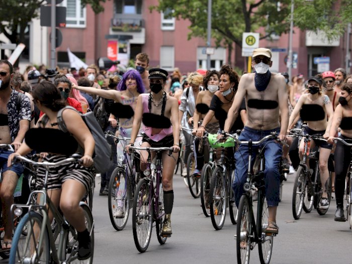 Para Demonstrasi Wanita Telanjang Dada Mengendarai Sepeda Dalam Rangka Protes di Berlin
