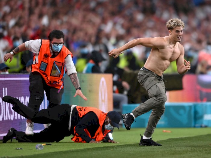 FOTO: Pria Bertelanjang Dada Terobos Laga Final EURO 2020, Bikin Petugas Kewalahan