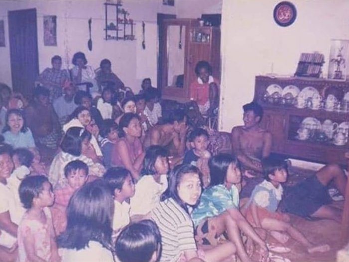 Foto Jadul Tahun 1980 Nonton Bareng di Rumah Tetangga, Netizen Salfok ke Pria yang Tiduran