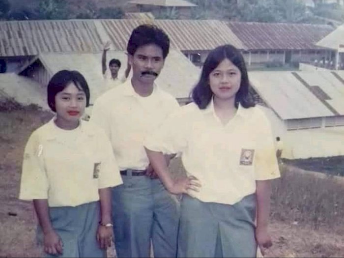 Foto Jadul Murid SMA Tahun 1986, Netizen Malah Soroti Kumis dan Warna Bibir Merah Merona