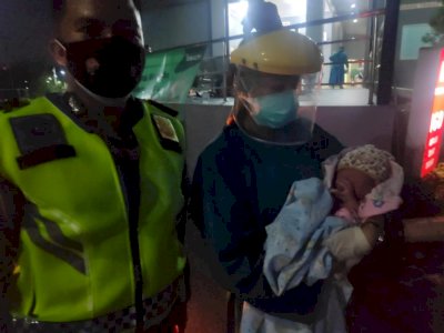 Aksi Personel Polda Metro Jaya Bantu Pengawalan Ibu Melahirkan di Jaktim