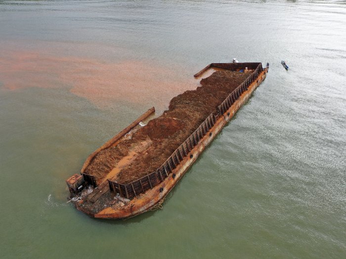 FOTO: Kapal Tongkang Nikel Terdampar di Konawe