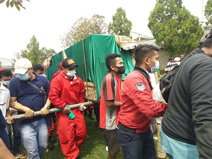 Momen Petugas Damkar & Warga Bantu Pemakaman Jenazah Pemuda Seberat 300 Kg di Duren Sawit