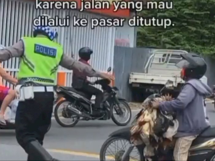 Viral Polisi Baik Hati Bukakan Penyekat Jalan untuk Ibu-Ibu Penjual Ayam