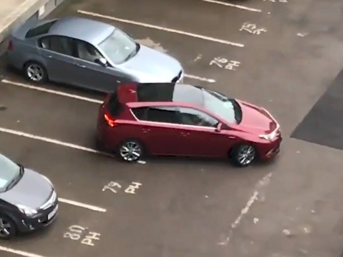 Pengemudi Mobil Toyota Ini Habiskan 8 Menit untuk Parkir Secara Tegak Lurus!