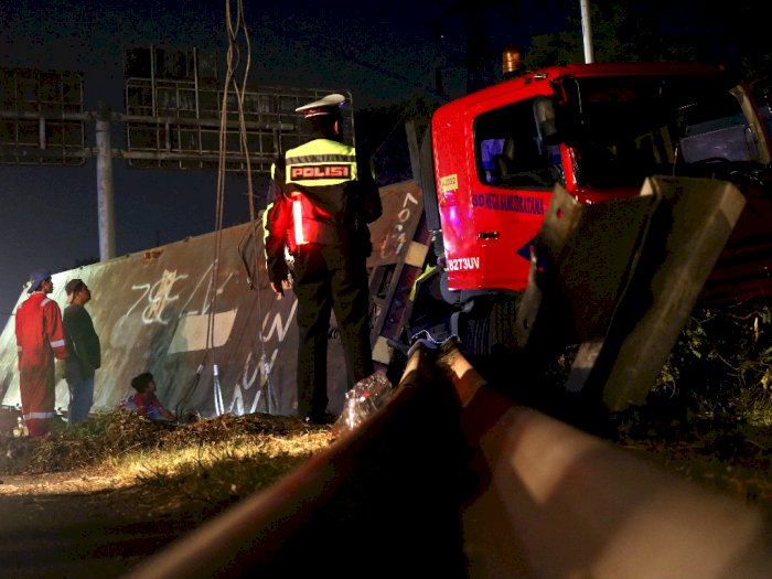 FOTO: Kecelakaan Truk Kontainer di Surabaya
