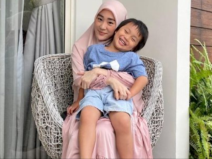Larissa Chou Unggah Video Anak Nahan Tangis, Wajahnya Disebut Mirip Ustaz Arifin Ilham