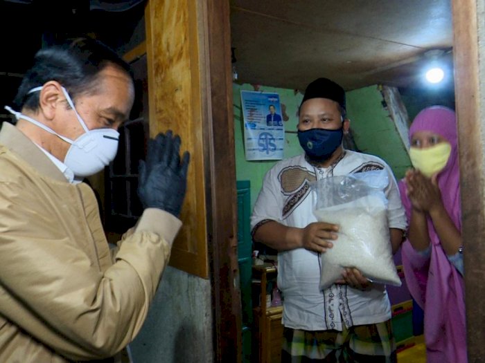 Malam-Malam, Jokowi Blusukan Bagikan Sembako dan Paket Obat ke Warga