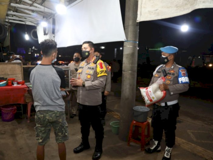 Patroli penegakan PPKM, Polisi Bagikan Bantuan Beras untuk Pedagang Kaki Lima di Tangerang