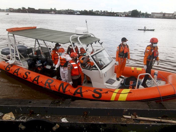 FOTO: Evakuasi Korban Tenggelam di Perairan Kalbar
