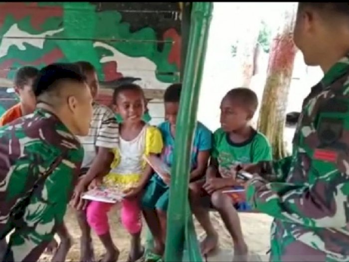 Motivasi Belajar, Satgas TNI Beri Perlengkapan Sekolah untuk Anak di Pegunungan Bintang