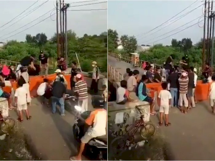 Jalan Disekat karena PPKM Darurat, Warga 'Gotong- Royong' Angkut Motor Lewati Pembatas