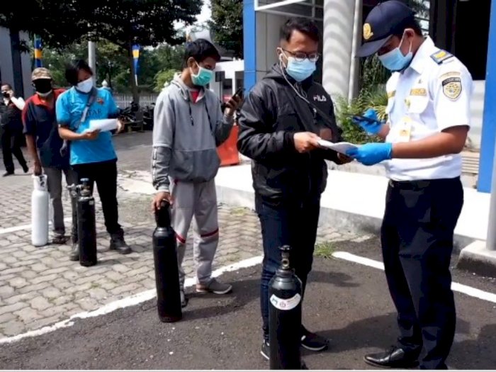 Isi Ulang Oksigen Gratis Diburu Warga di Surabaya