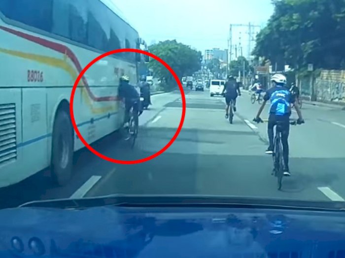 Video Pengendara Sepeda Ceroboh dan Menabrak Bus Lantaran Tak Memperhatikan Arah Jalan
