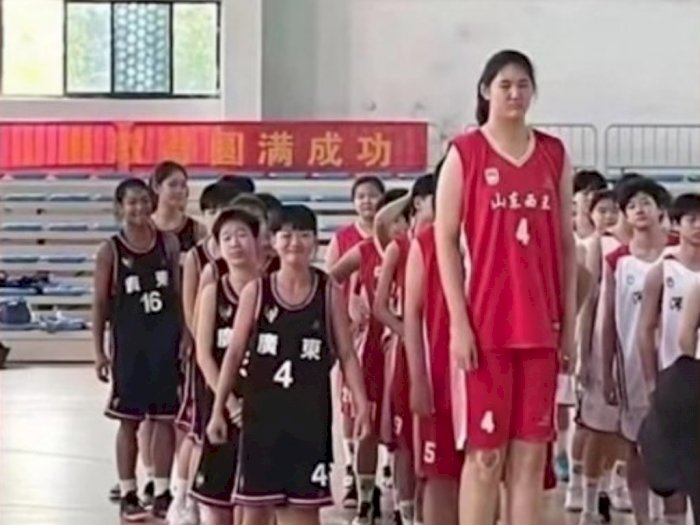 Masih Berusia 14 Tahun Gadis Ini Memiliki Tinggi Badan Lebih dari 2 Meter