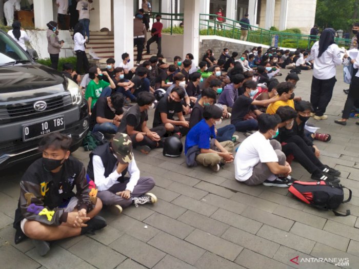 150 Pendemo Tolak PPKM di Bandung Diamankan, Ada yang Bawa Molotov dan Positif COVID-19