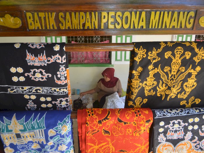 FOTO: Produksi Batik Sampan Pariaman