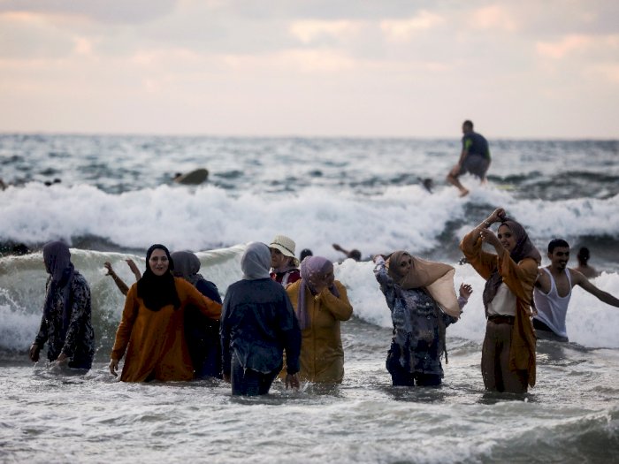 FOTO: Libur Iduladha, Warga Muslim Israel Padati Wisata Pantai di Kota Tel Aviv